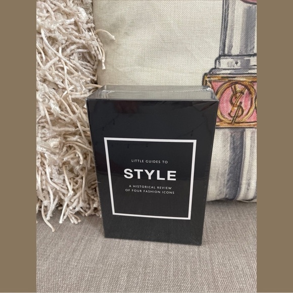 4 NEW Collectable Books - The Stories of Legendary Fashion Houses - Picture 2 of 3